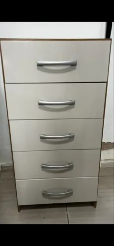 Cômoda bem conservada 