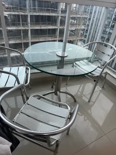 Mesa de centro em aço inox com tampo em vidro