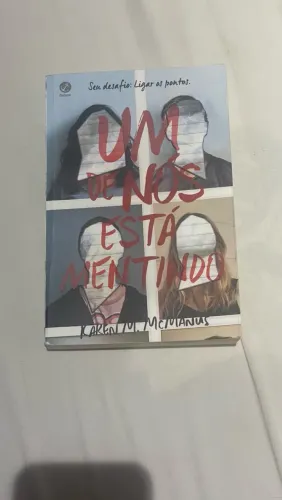 Livro Um de Nós Está Mentindo, de Karen M. McManus, Editora Galera Record.
