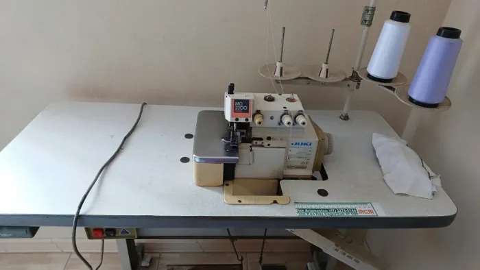 Máquina de Costura Industrial Juki com Faca - Ótimo Estado