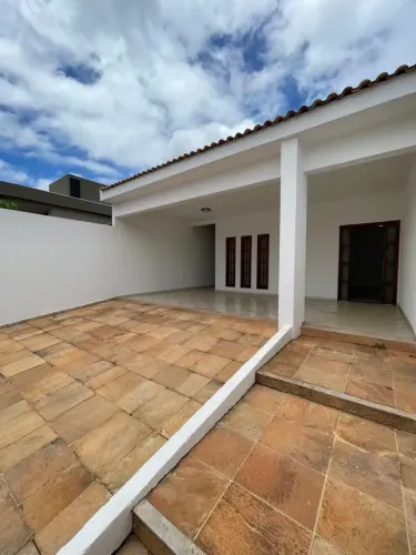 Casa térrea, com quatro suítes e piscina, em condomínio, no Jardim ItáliaCuiabá MT