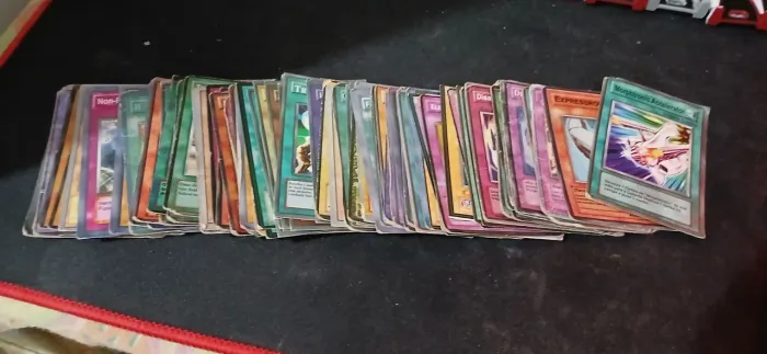 Kit 74 cartas yu-gi-oh, antigas (piratas)