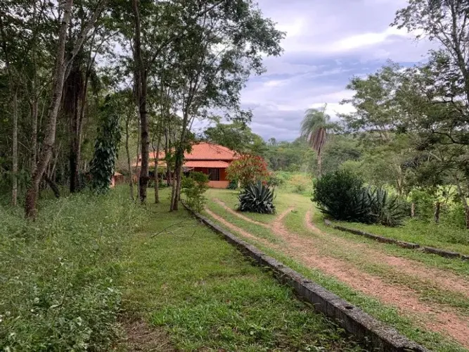 Sitio 80.000m², com casa, rio nos fundos, poço artesiano, barracão de caseiro, Baldim.