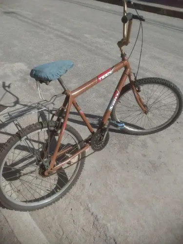 Bicicleta com bagageiro e cadeirinha infantil
