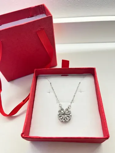 Colar feminino 2 em 1 trevo de quatro folhas e coração com caixinha