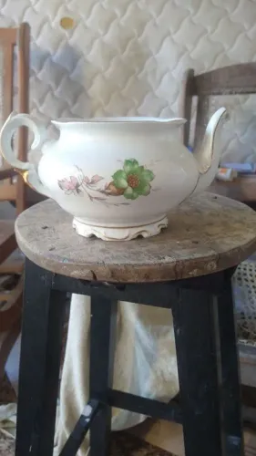 Lindíssimo bule em porcelana Schmidt com douração um pouco com desgaste e o bico quebrado 