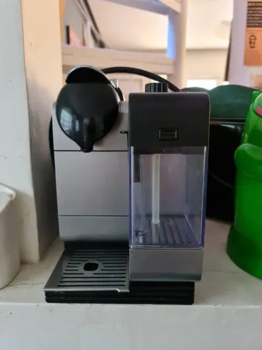 Cafeteira Nespresso com espuma de leite maravilhosa