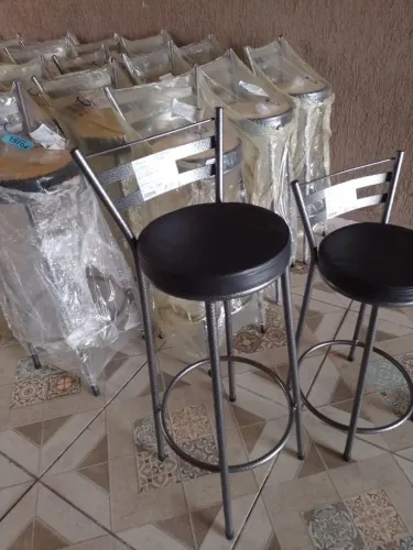 Banqueta alta novas tubular estofadas