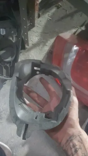 Acabamento Esquerdo do Farol Renault Sandero Antigo