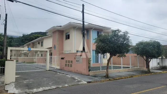 Sobrado em condomínio fechado com 1 suíte mais 2 quartos à venda em Pirabeiraba - SC por R