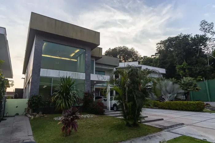 Casa à venda no Cond. Montenegro Boulevard, 450m2, 4 suítes por 3.700M