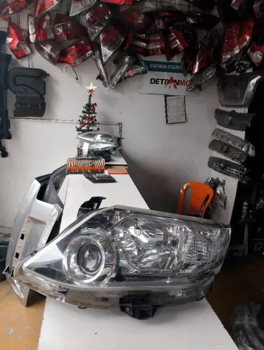 Farol esquerdo Hilux SW4 2012 xénon 