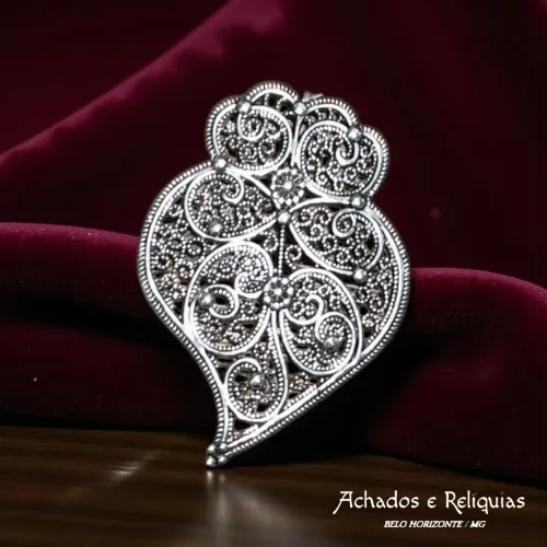 Colar de Corrente Fina com Pingente Coração Prateado em Estilo Filigrana