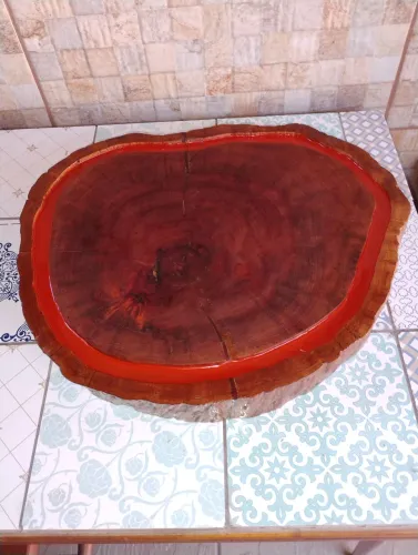 Tábua de madeira rústica com acabamento em resina