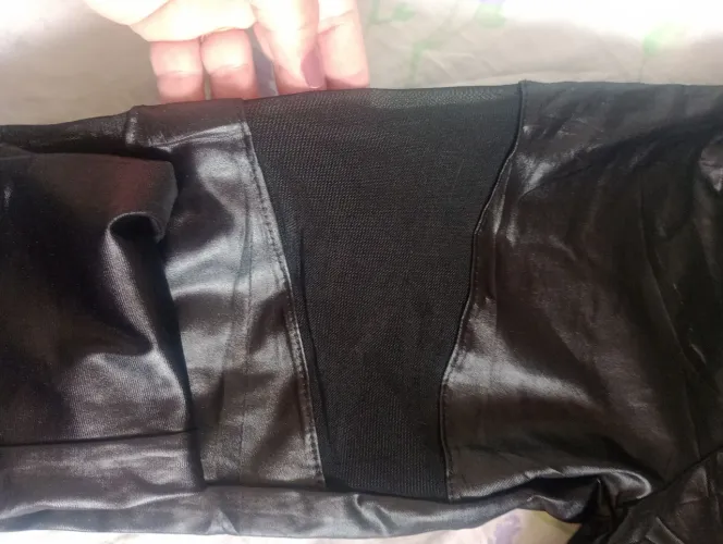 Calça estilo napa preta com detalhe em tela