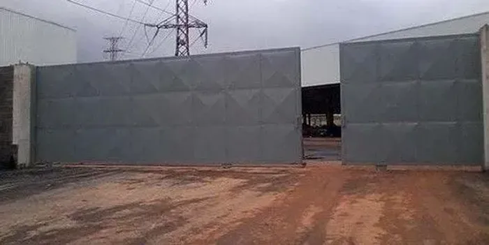 Portão de Aço Industrial Robusto e Seguro