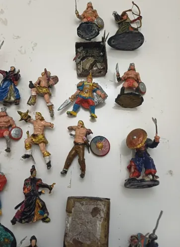 venda de figuras de metal montadas e pintadas 
