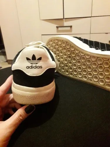 Tênis Adidas (Tamanho 34)