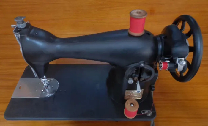 Maquina de costura pretinha elétrica