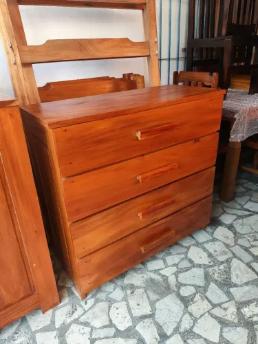 Cômoda feita de madeira maciça