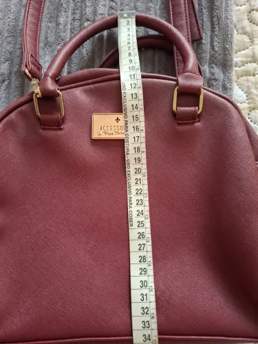 Linda bolsa vinho de mão e ombro.   Duas alças.  Medidas nas fotos!! 