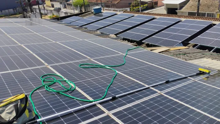 LIMPEZA E MANUTENÇÃO EM PAINEL E PLACA SOLAR