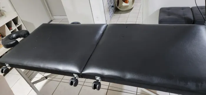 Mesa de massagem portátil com acessórios