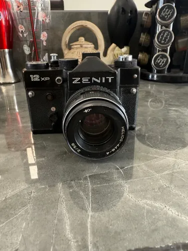 Câmera Analógica Zenit 12XP com Lente Helios