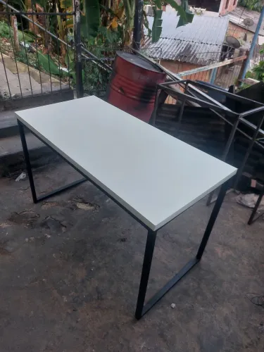 Mesa em Metal com Tampo Branco