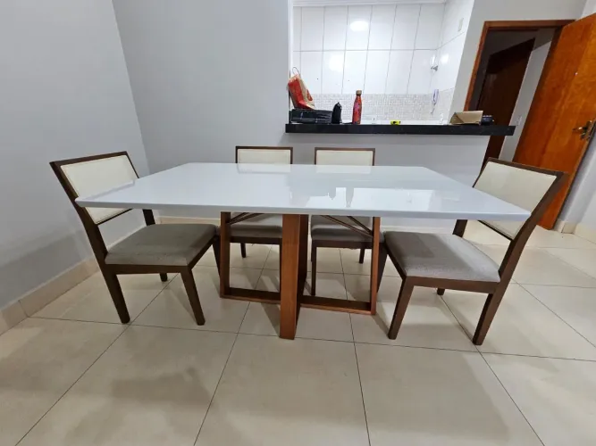 Mesa de Jantar Moderna com 4 Cadeiras toda de madeira