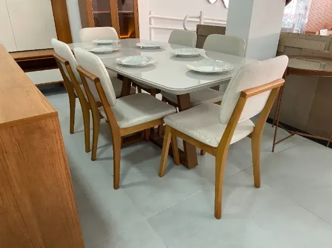 Mesa de jantar com base em madeira, tampo laqueado com vidro e 6 cadeiras!