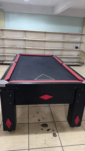 Mesa bilhar de pedra vermelha completa. 5 tacos.