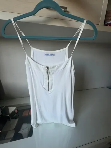 zara regata branca com enfeite de zíper 