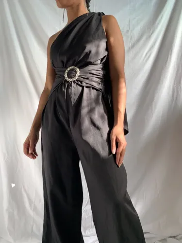 Macacão Elegante Preto com Cinto Detalhado