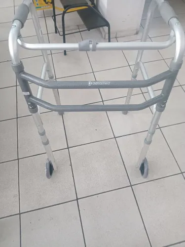 Andador com rodinha articulada