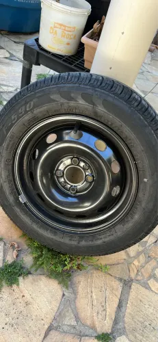 1 pneu novo Firestone175/70/14  com rodas do Fiat Idea