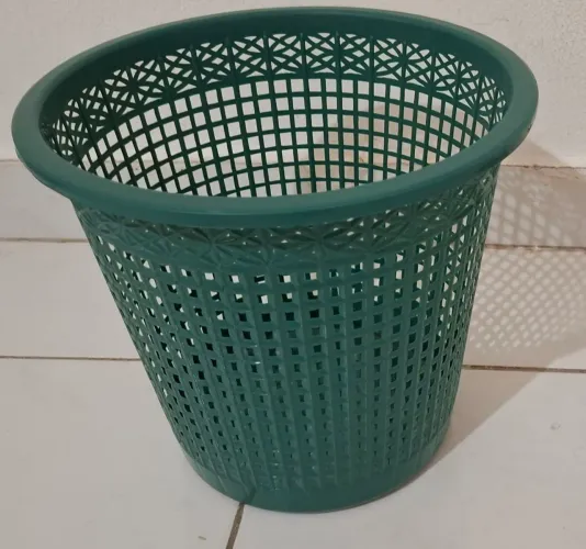 Duas Lixeiras de Plástico Verde para Banheiro