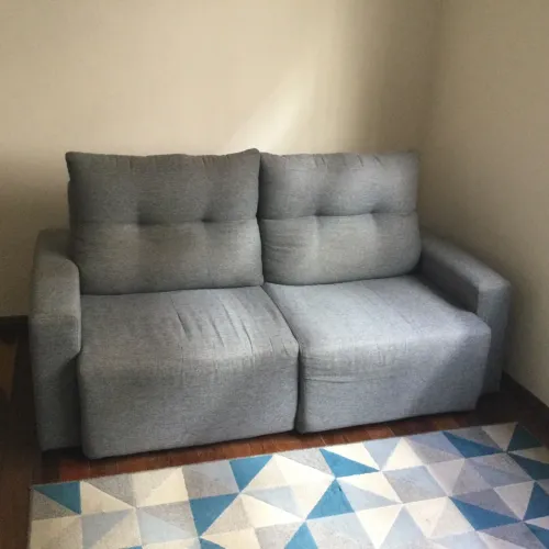Sofá retrátil cinza de 2 lugares,so 2 anos de uso.