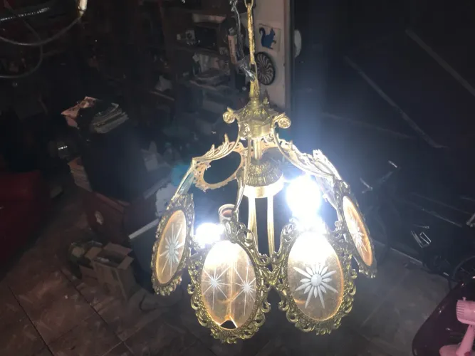 Lustre vintage dourado com detalhes em vidro