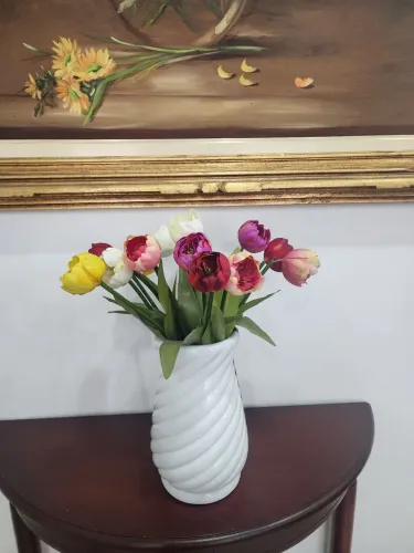 Vaso Decorativo Branco com Flores Coloridas