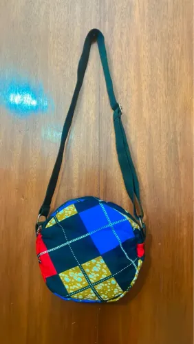 Bolsa  redonda de lado azul e vermelha de alça de lado