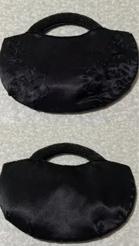 Bolsa de mão preta com detalhes em pedrarias 