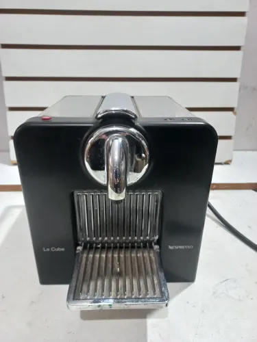 Cafeteira Nespresso Le Cube Maden Suíça
