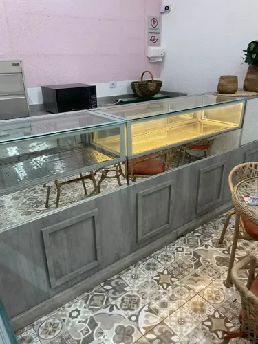 Vitrine Francesa Refrigerada com LED, MDF e Espelho