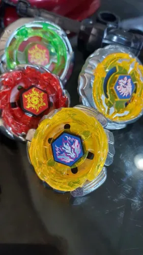 Beyblades kit com 4+pista+2lançadores