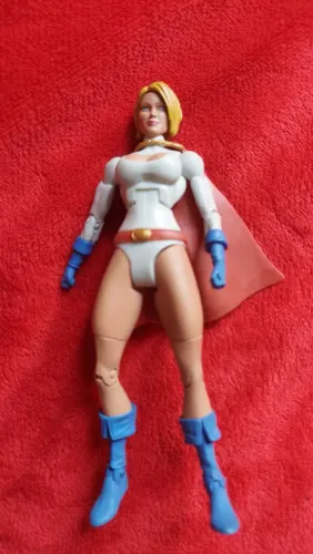 DCU Powergirl - Poderosa