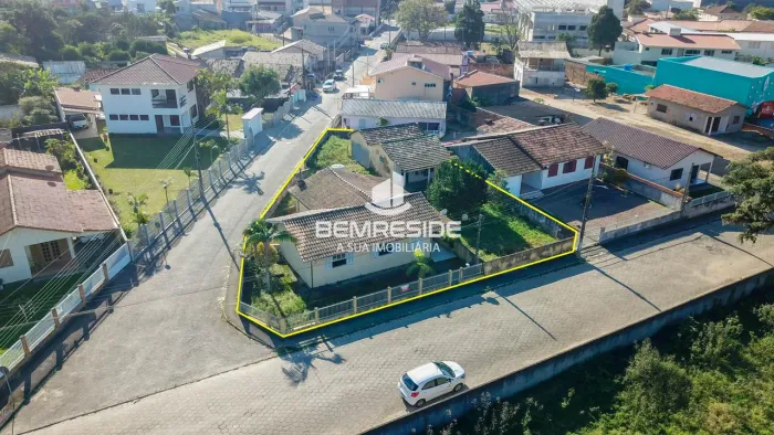 Terreno de esquina no centro da cidade