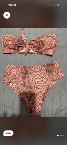 Conjunto de biquíni escamas bege com saída de praia longa