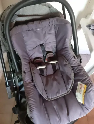 Vendo carrinho de bebê + bebê conforto 