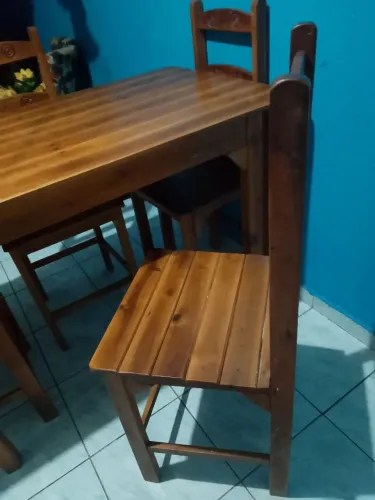 Vende-se mesa com 4 cadeiras de madeira
